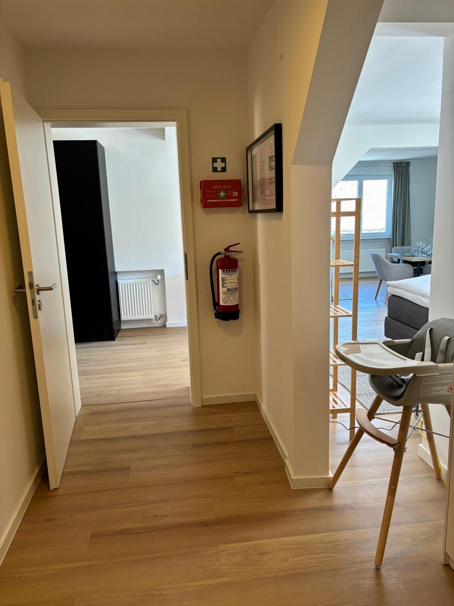Gesamte Wohnung, Kueche, Parkplatz, Terrasse バート・ベリンゲン エクステリア 写真