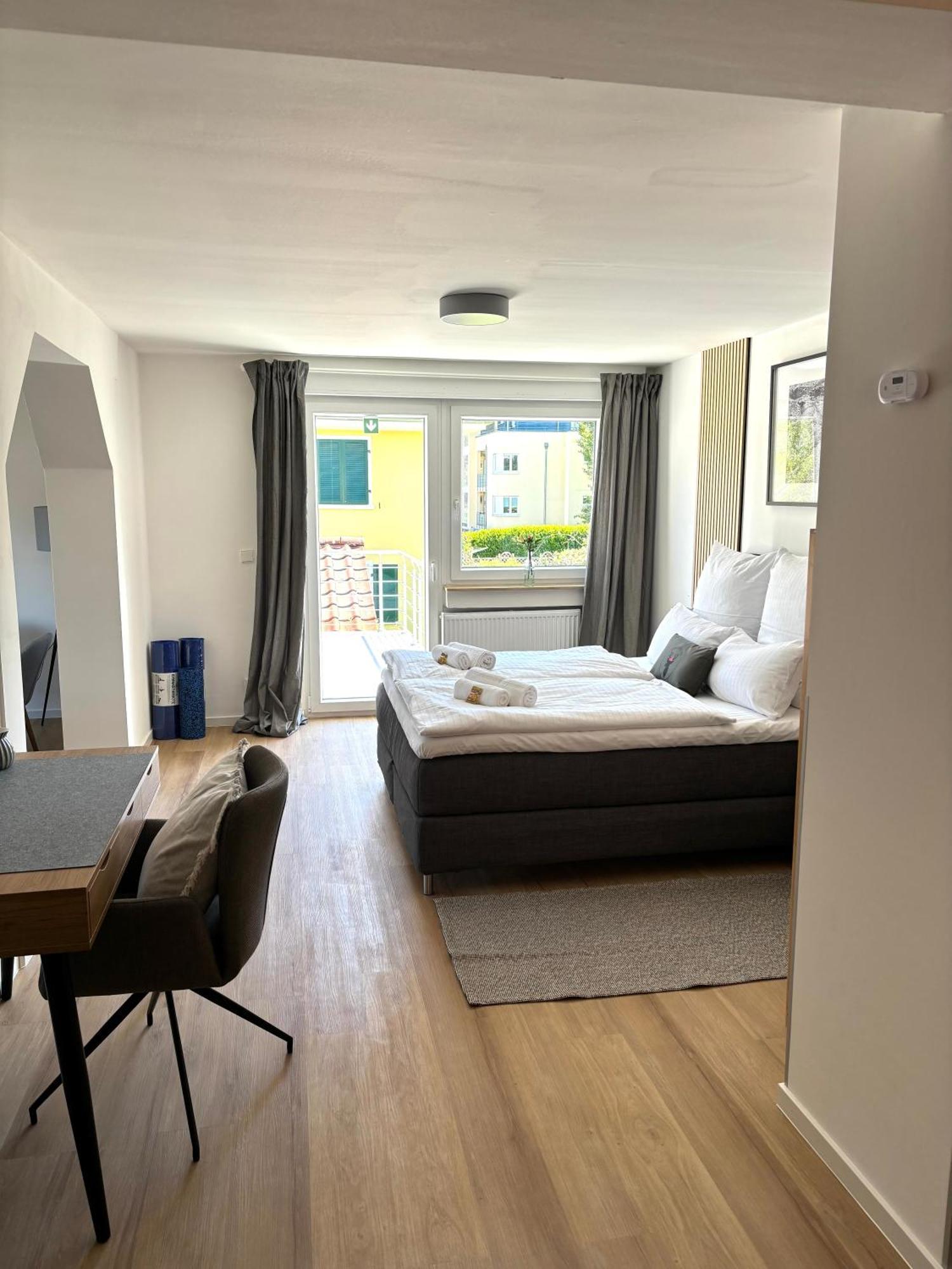 Gesamte Wohnung, Kueche, Parkplatz, Terrasse バート・ベリンゲン エクステリア 写真