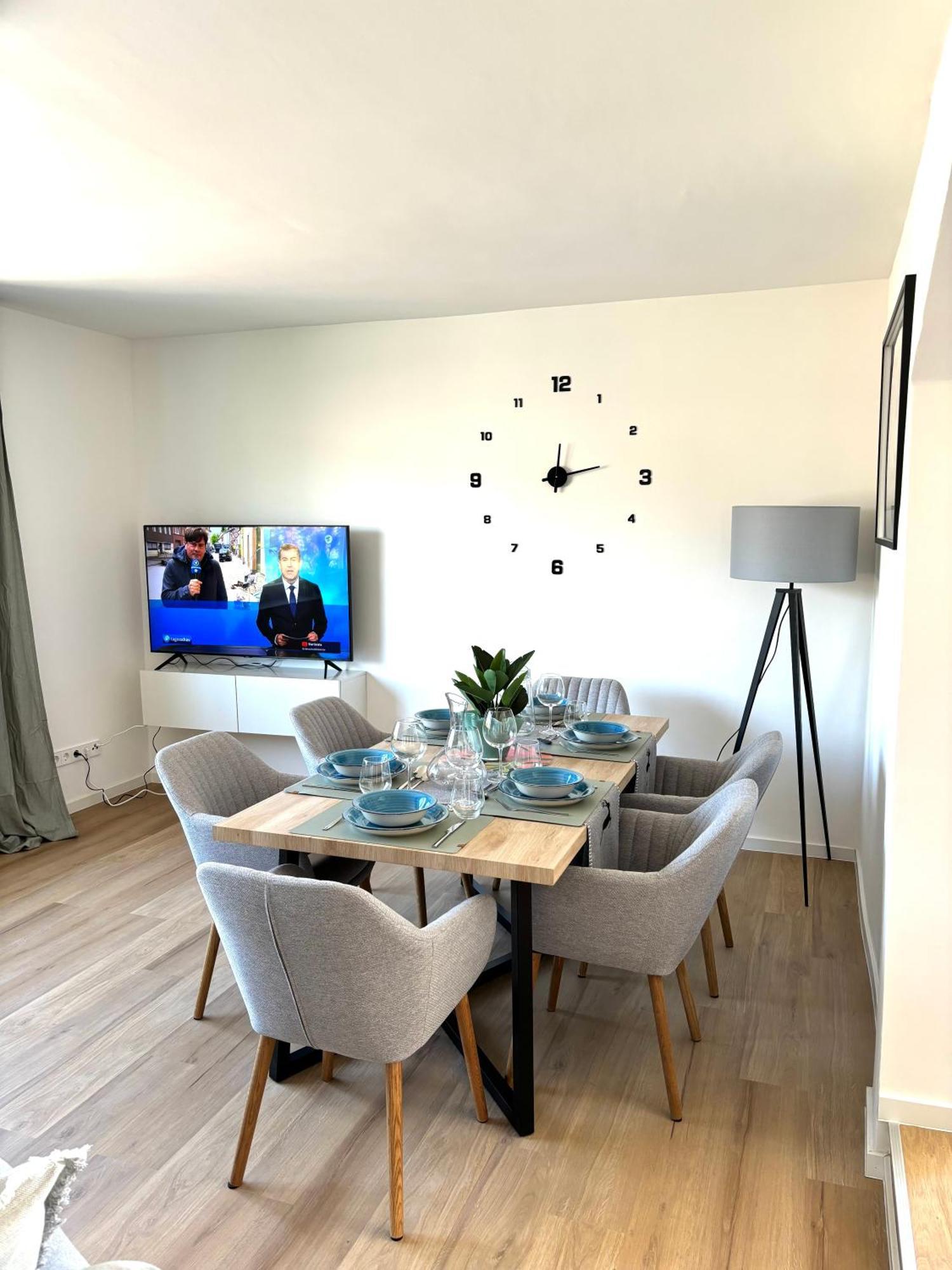Gesamte Wohnung, Kueche, Parkplatz, Terrasse バート・ベリンゲン エクステリア 写真